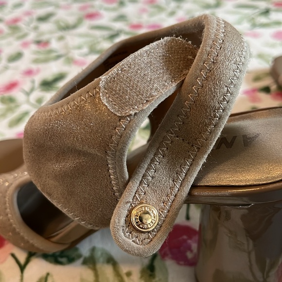 Anne Klein shoes. Size 9M. Beige with sparkles. - Picture 10 of 10